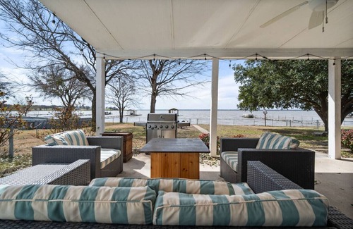 Kemp Casa | Lakefront Family Retreat– Private Dock & Fire Pit​