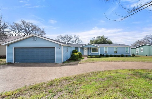 Kemp Casa | Lakefront Family Retreat– Private Dock & Fire Pit​