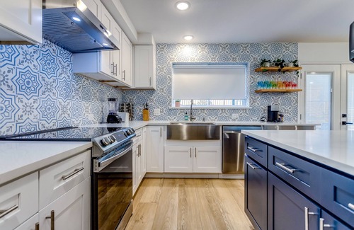 Lewisville Casa | Lakefront Farmhouse style by Lake Lewisville
