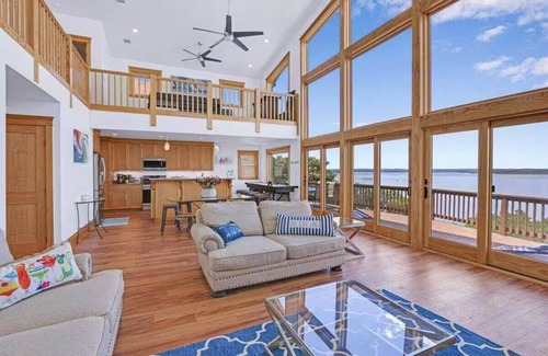 Canyon Lake Casa | LakeFRONT,FREE Kayaks & Entire FLOOR of GAMES