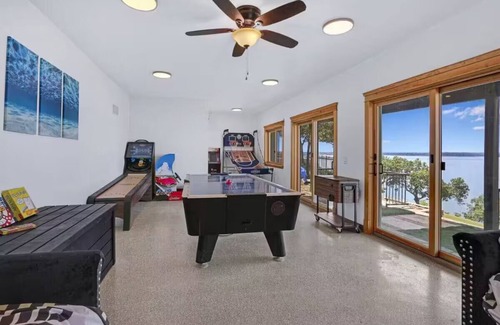 Canyon Lake Casa | LakeFRONT,FREE Kayaks & Entire FLOOR of GAMES