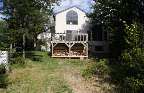 Tobyhanna Chalet De Esquí | Lakefront Contemporary- Fire Place, muelle, cubierta, WiFi, barcos, aire acondicionado, perro amable !!!