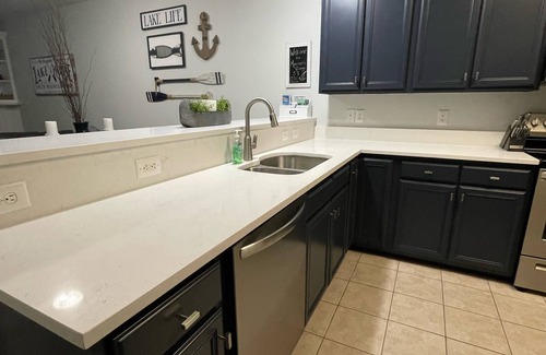 Huddleston Condominio | Lakefront, ground level…book your summer vacay now!!