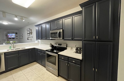 Huddleston Condominio | Lakefront, ground level…book your summer vacay now!!