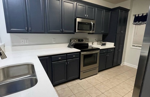 Huddleston Condominio | Lakefront, ground level…book your summer vacay now!!