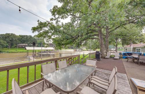 Gun Barrel City Casa | Lakefront Gun Barrel City Home with Dock and Deck