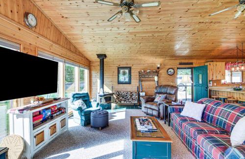 Hackensack Casa | Lakefront Hackensack Cabin with Patio and Grill!