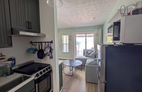 North Shore Condominio | Lakefront Hideaway - 2 Kayaks Included & Outdoor Balcony Perfect for Relaxing