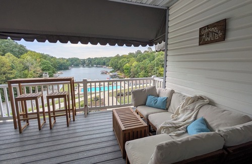 North Shore Condominio | Lakefront Hideaway - 2 Kayaks Included & Outdoor Balcony Perfect for Relaxing