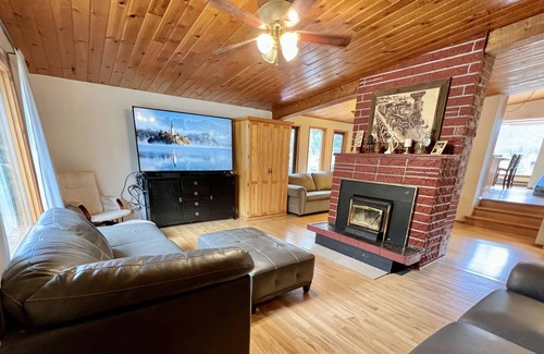 Central Kootenay Casa | Lakefront home on beautiful Kootenay Lake