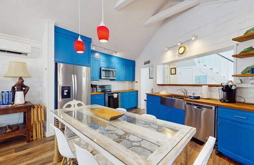 Kingsland Casa | Lakefront home on water with great views, boat dock, al fresco dining, and WiFi