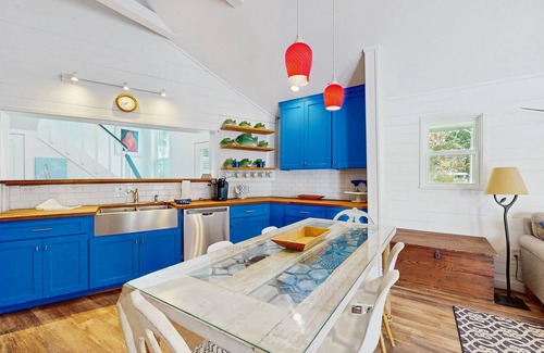 Kingsland Casa | Lakefront home on water with great views, boat dock, al fresco dining, and WiFi