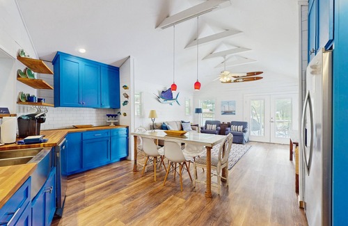 Kingsland Casa | Lakefront home on water with great views, boat dock, al fresco dining, and WiFi
