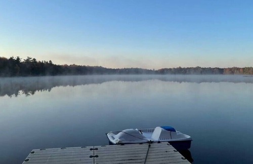 Pocono Summit Cabina | Lakefront Home Pocono Summit home w Beach+Hot Tub+Watertoys! 5min to Kalahari