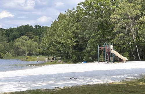 Pocono Summit Cabina | Lakefront Home Pocono Summit home w Beach+Hot Tub+Watertoys! 5min to Kalahari