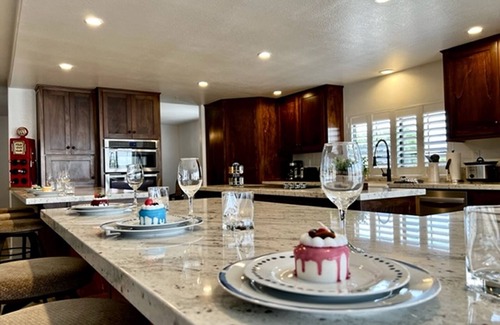Victorville Casa | LAKEFRONT HOME- Spring Valley Lake - Hot Tub, Pool Table!