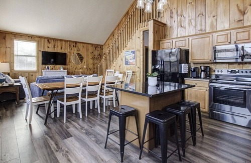 Flat Hollow Marina Casa | Lakefront home that can sleep 15 with private dock and hot tub in private cove!