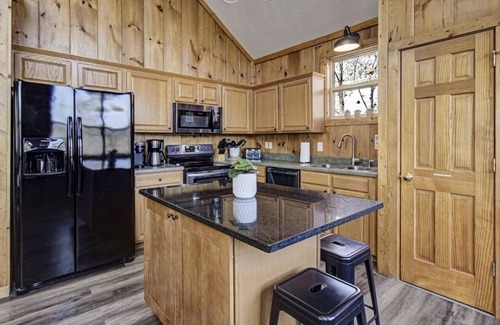 Flat Hollow Marina Casa | Lakefront home that can sleep 15 with private dock and hot tub in private cove!