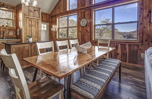 Flat Hollow Marina Casa | Lakefront home that can sleep 15 with private dock and hot tub in private cove!