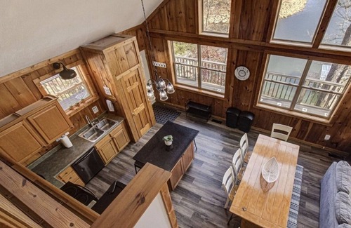 Flat Hollow Marina Casa | Lakefront home that can sleep 15 with private dock and hot tub in private cove!