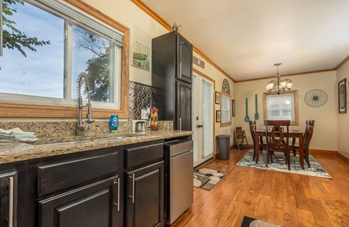 East Dubuque Casa | Lakefront Home w/ 2 Bedrooms Deck, Dock & Boats