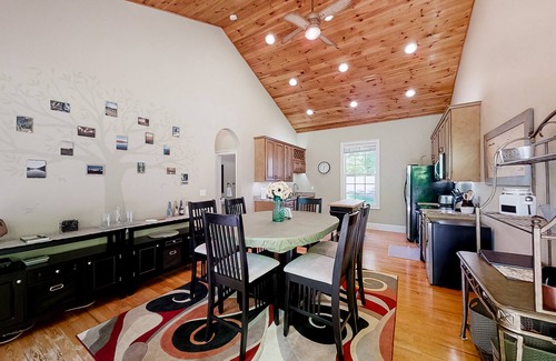 Sharps Chapel Cabina | Lakefront home with private dock and boat launch - dog-friendly & central AC