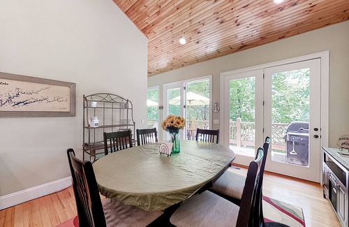 Sharps Chapel Cabina | Lakefront home with private dock and boat launch - dog-friendly & central AC