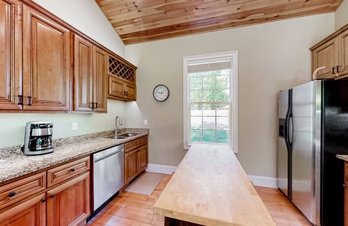 Sharps Chapel Cabina | Lakefront home with private dock and boat launch - dog-friendly & central AC