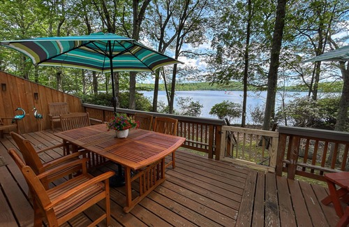 Lake Harmony Casa | Lakefront home with private deck, on-site pool, tennis & volleyball court