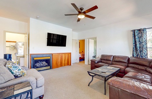 Maynardville Cabina | Lakefront home with private dock, 3 boat slips, fantastic bunk house & decks
