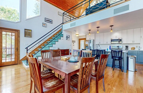 Maynardville Cabina | Lakefront home with private dock, 3 boat slips, fantastic bunk house & decks