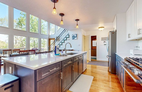 Maynardville Cabina | Lakefront home with private dock, 3 boat slips, fantastic bunk house & decks