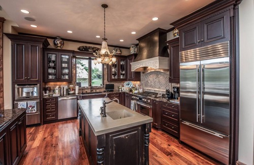 Osceola Cabina | Luxurious Lakeside Home with Pickleball, Volleyball, and More!