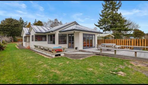 Waitahanui Casa | Lakefront House Stunning Sunsets