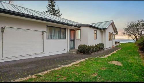 Waitahanui Casa | Lakefront House Stunning Sunsets