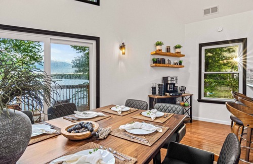 Tobyhanna Chalet De Esquí | Lakefront - Kayaks, Hot Tub, Fire Pits, Swingset, EV