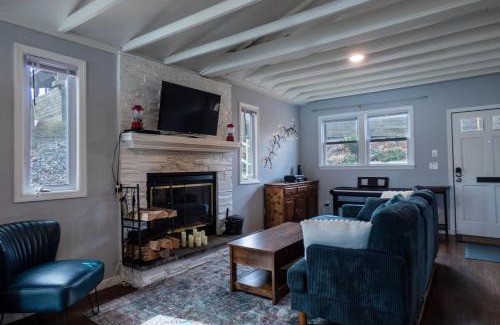 Town of Delaware Casa | Lakefront Kenoza Cottage