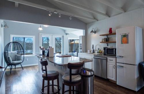 Town of Delaware Casa | Lakefront Kenoza Cottage