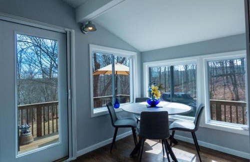 Town of Delaware Casa | Lakefront Kenoza Cottage