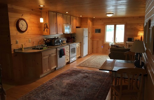 Rangeley Apartamento | A orillas del lago: apartamento grande de un dormitorio recientemente renovado. Solo veranos.