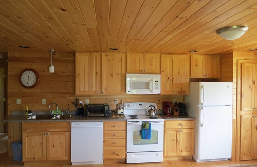 Rangeley Apartamento | A orillas del lago: apartamento grande de un dormitorio recientemente renovado. Solo veranos.