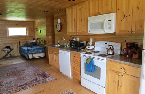 Rangeley Apartamento | A orillas del lago: apartamento grande de un dormitorio recientemente renovado. Solo veranos.