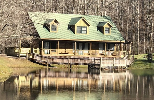 Rabun Gap Casa | Lakefront Lodge with Loft Bedroom, Sleeper Sofa, One Bath