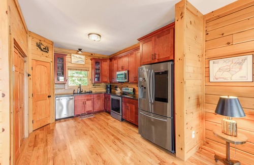 Dixie - Berryhill Cabina | Lakefront Log Cabin - Hot Tub, Pickleball Ct, Fire Pits, 2-Story Dock, Game Room