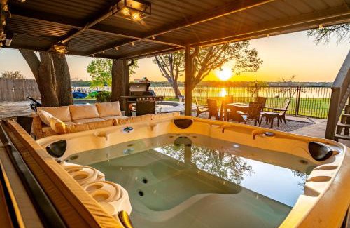 Rowlett Casa | Lakefront Luxe 5BR 2Bath Home with Pool & Hot Tub