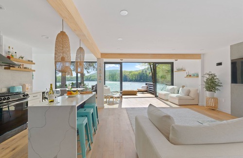 Oakland Casa | Lakefront luxurious retreat