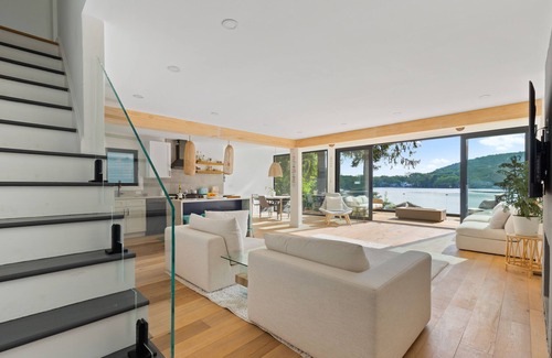 Oakland Casa | Lakefront luxurious retreat