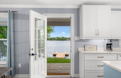 East Hants Casa | Lakefront Luxury - Hot Tub