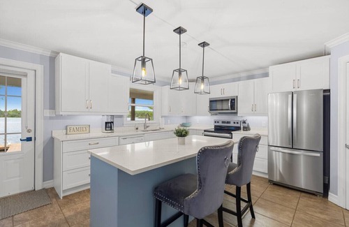 East Hants Casa | Lakefront Luxury - Hot Tub