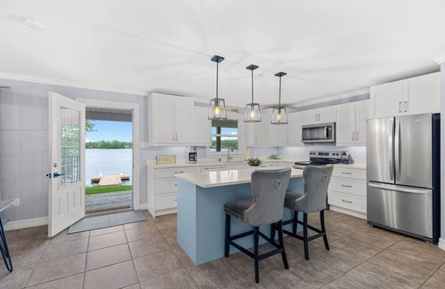 East Hants Casa | Lakefront Luxury - Hot Tub